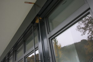 Die Verkleidungen der Fensterrahmen sind zwar angebracht, bieten aber auch noch ein großes Potenzial für Nacharbeiten.