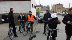 Erkundung der Gefahren im Straßenverkehr mit dem Fahrrad: in der Mitte mit Warnweste Oberbürgermeisterkandidat Güntner