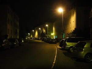 ungewollt angestrahlte Hausfassaden in Kitzingen. Lichtmanagement würde hier mehr Licht auf die Straße bringen.
