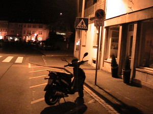Sogar Nachts in Benutzung: Mofa-Parkplatz am Königsplatz auf einer Restfläche